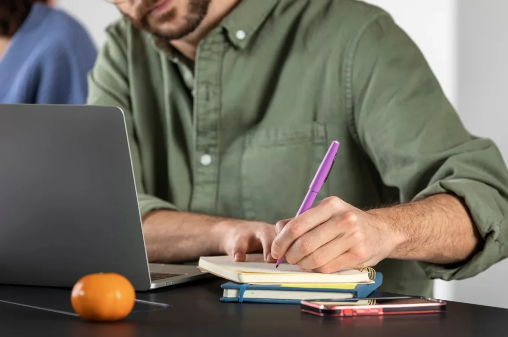 homem fazendo anotações sobre curso de pedagogia ead