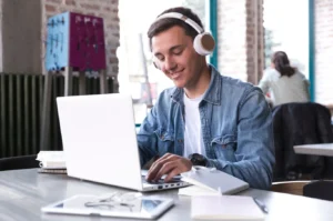 estudante fazendo curso de horas complementares online